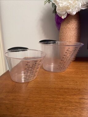 The Pampered Chef Set of 2 Easy Read Nesting Measuring Cups 4 & 2 Cup Capacity